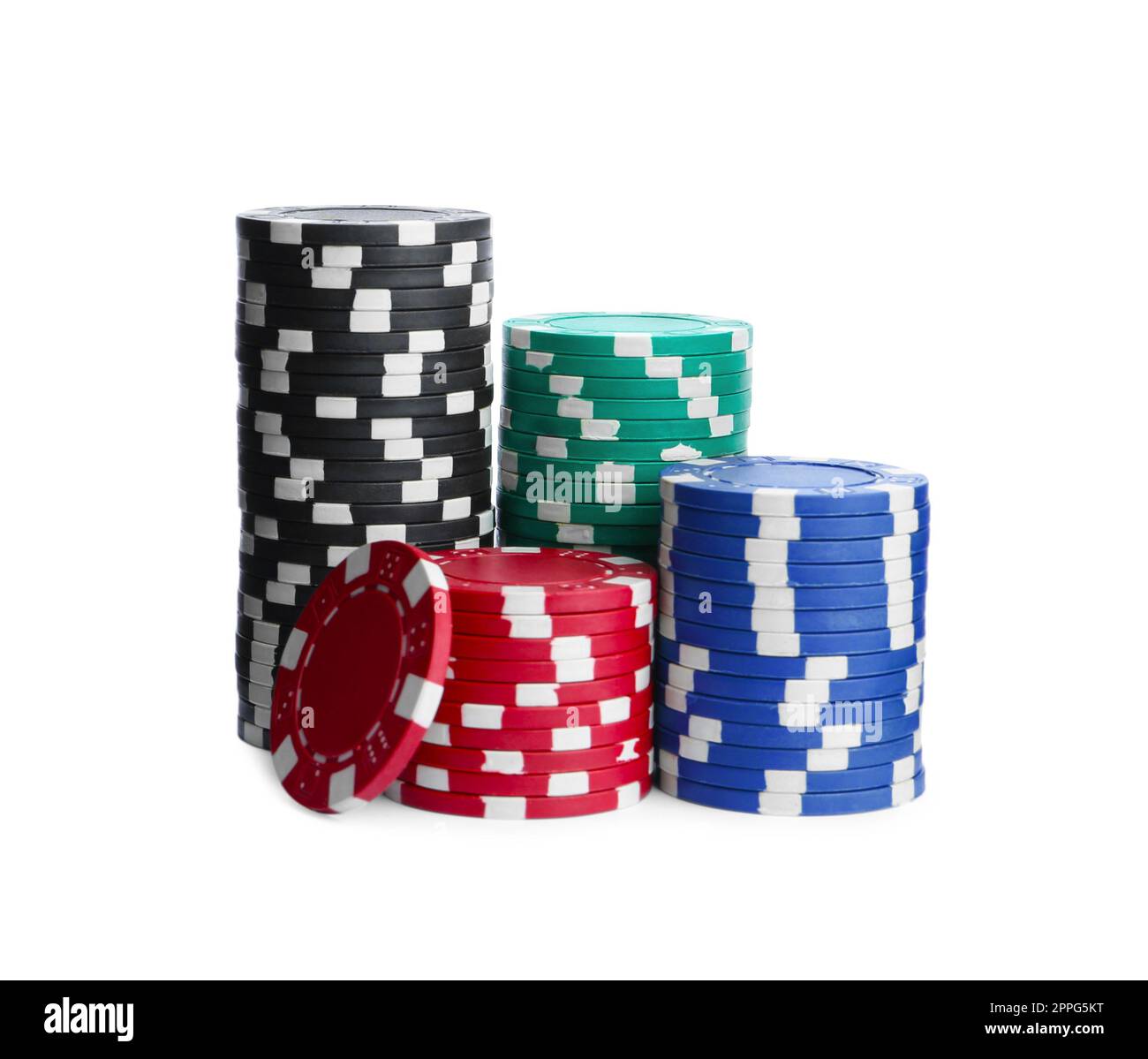 Chip di plastica da casinò impilati su sfondo bianco. Gioco di poker Foto Stock