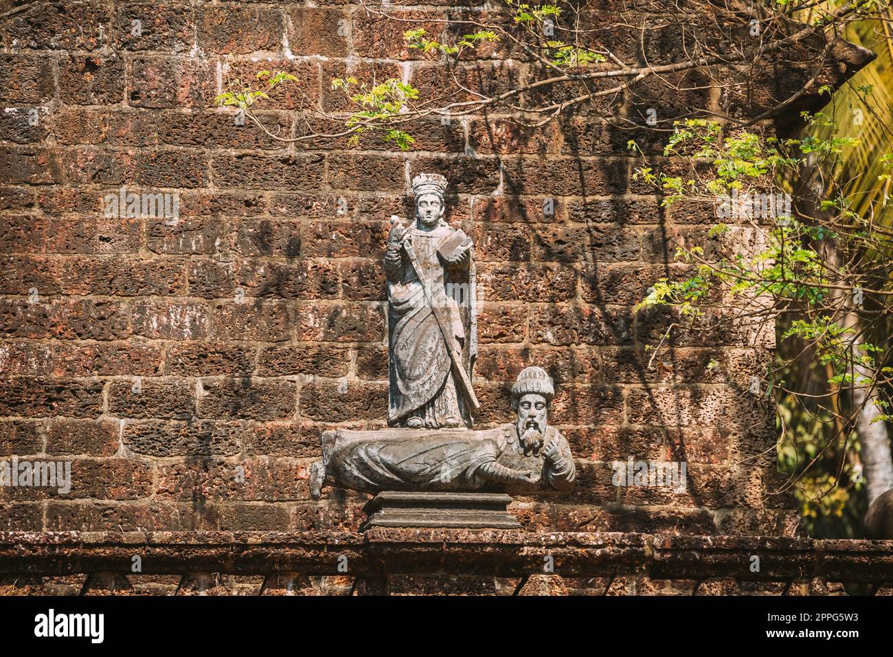 Vecchia Goa, India. L'arco del vecchio Viceroyâ di Goa fu costruito in memoria di Vasco da Gama nel 1597. Famoso punto di riferimento e patrimonio storico della porta. Dettagli primo piano Foto Stock