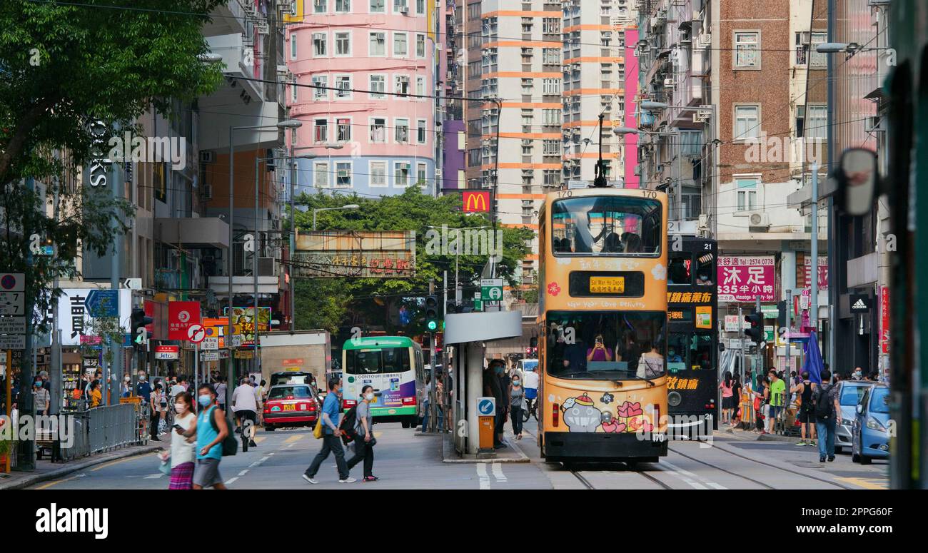 WAN Chai, Hong kong 06 settembre 2020: Strada a Hong Kong, tram che si muove nella strada del traffico Foto Stock