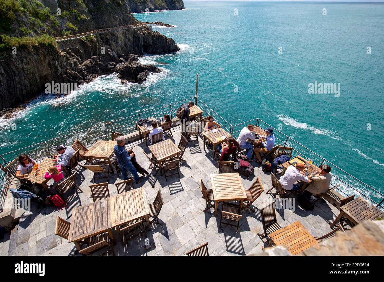 Ristorante all'aperto sulla terrazza panoramica con vista mare, Riviera di Levante, Riomaggiore, cinque Terre, Italia Foto Stock