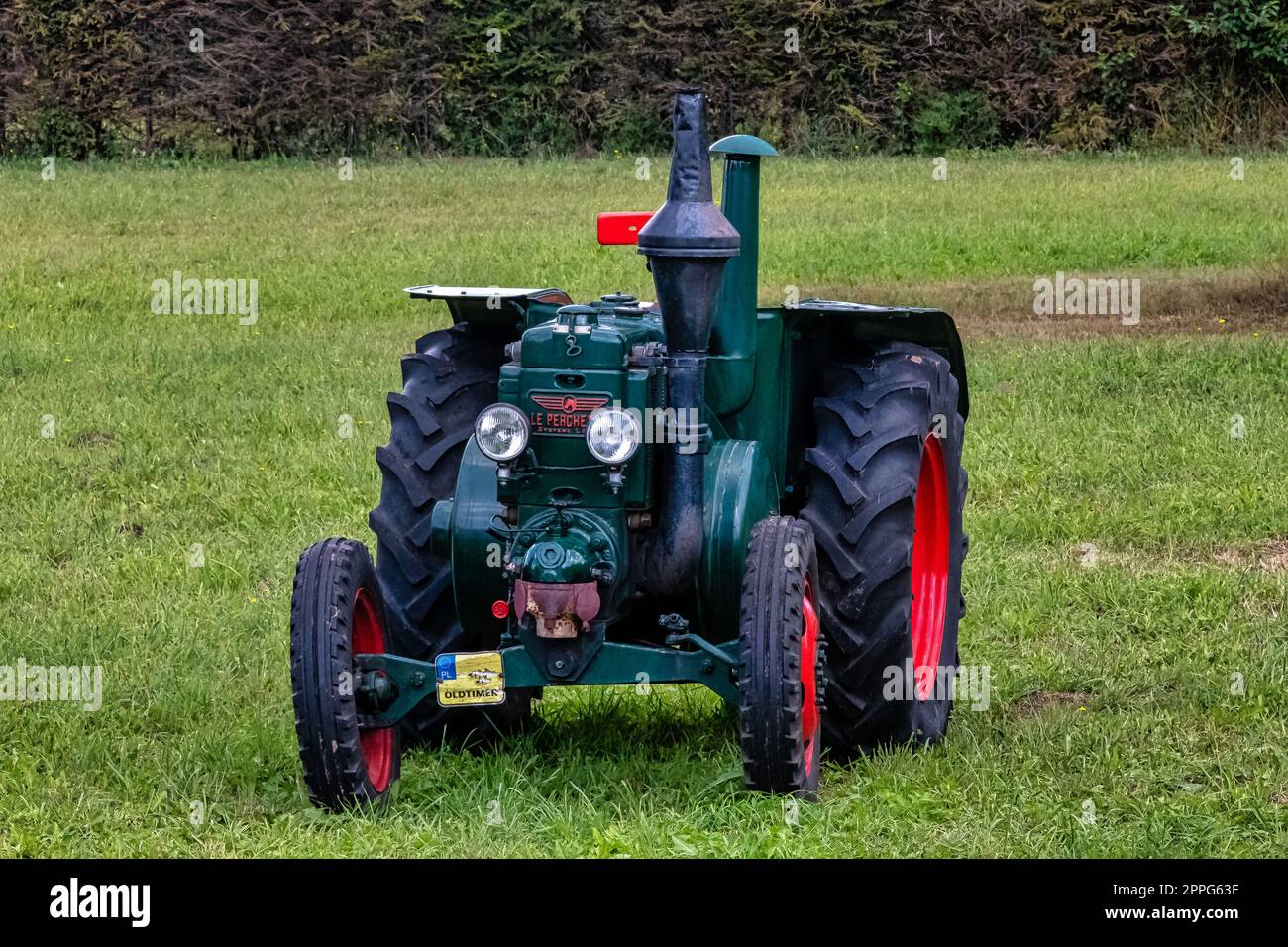 Trattore francese d'epoca le Percheron T-25 a Choczewo, Pomerania, Polonia Foto Stock