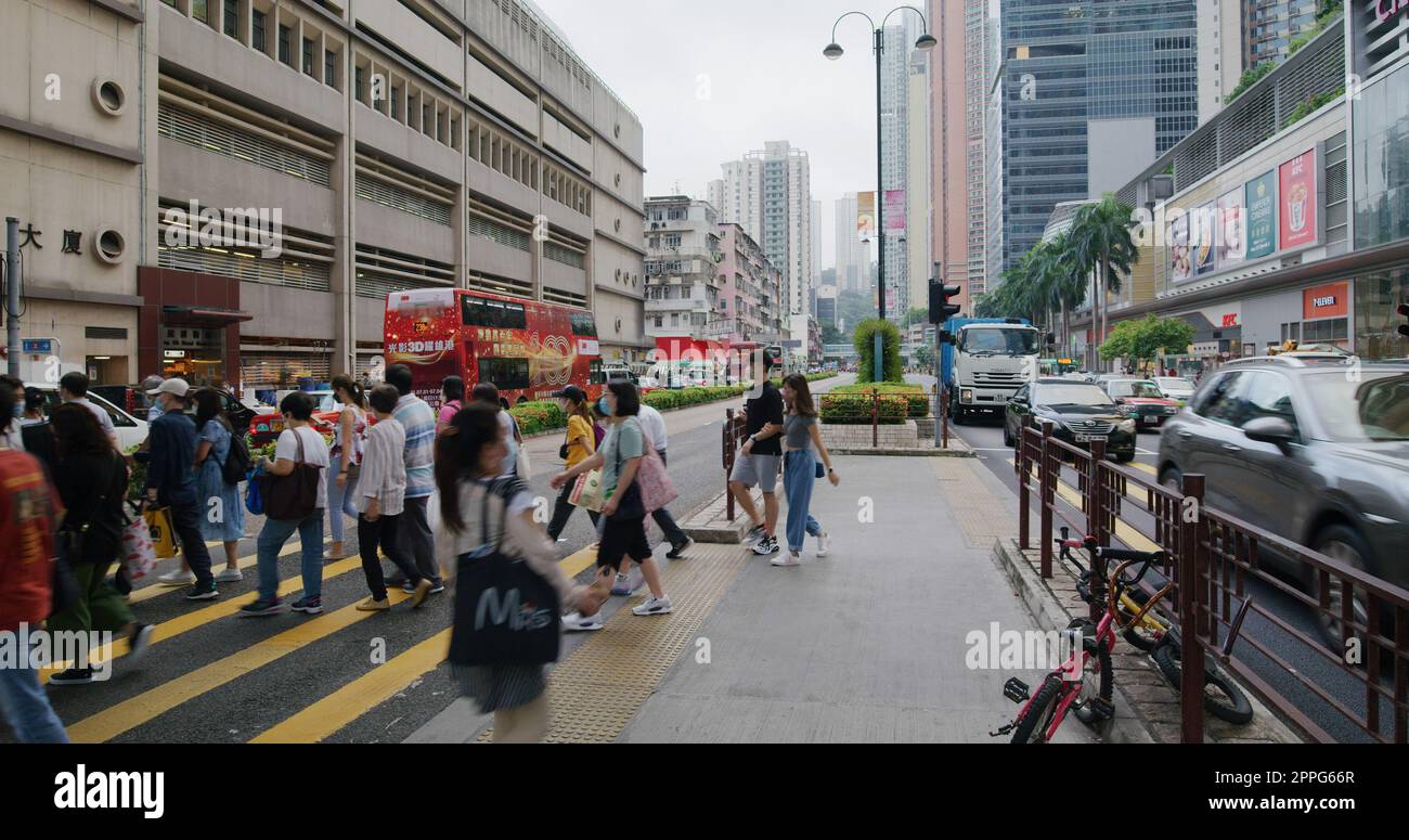 Tsuen WAN, Hong Kong 19 luglio 2021: La gente attraversa la strada Foto Stock