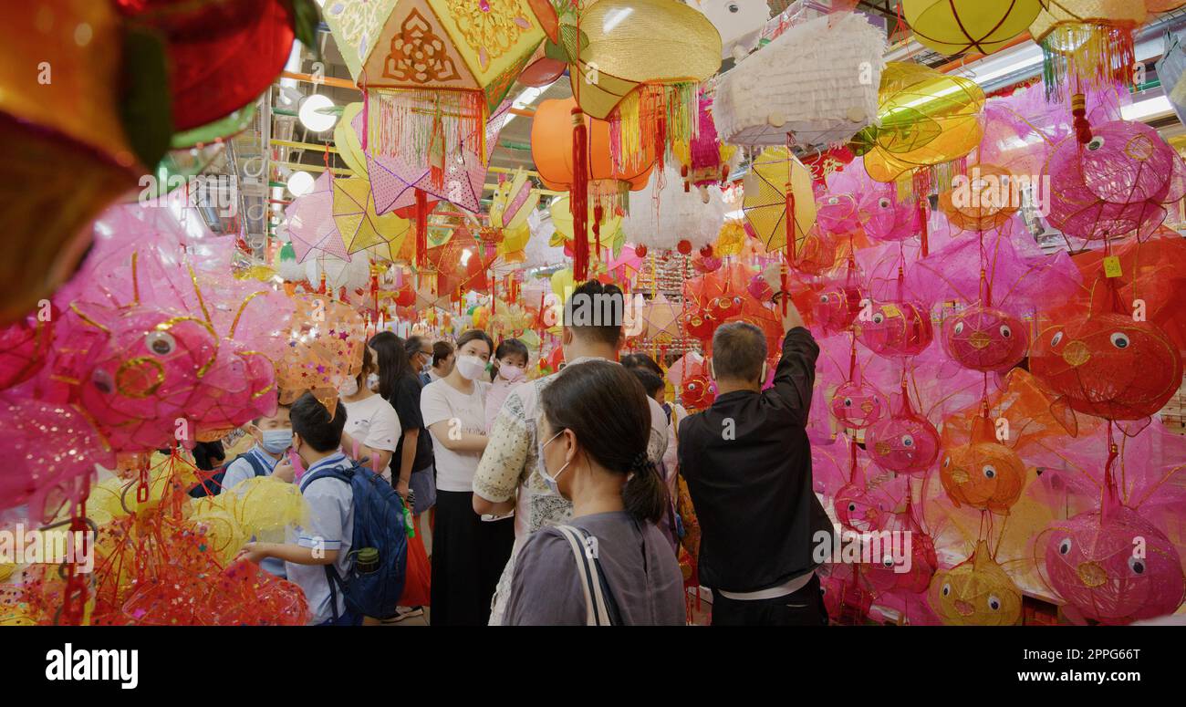Yuen Long, Hong Kong 09 settembre 2021: Vendita tradizionale lanterna di metà autunno nel mercato umido a Hong Kong Foto Stock