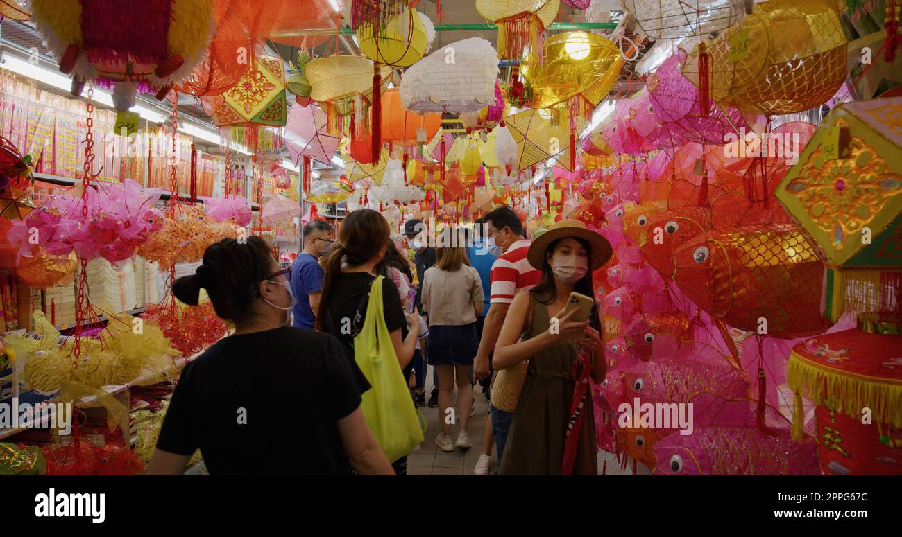 Yuen Long, Hong Kong 09 settembre 2021: Vendita tradizionale lanterna di metà autunno nel mercato umido a Hong Kong Foto Stock