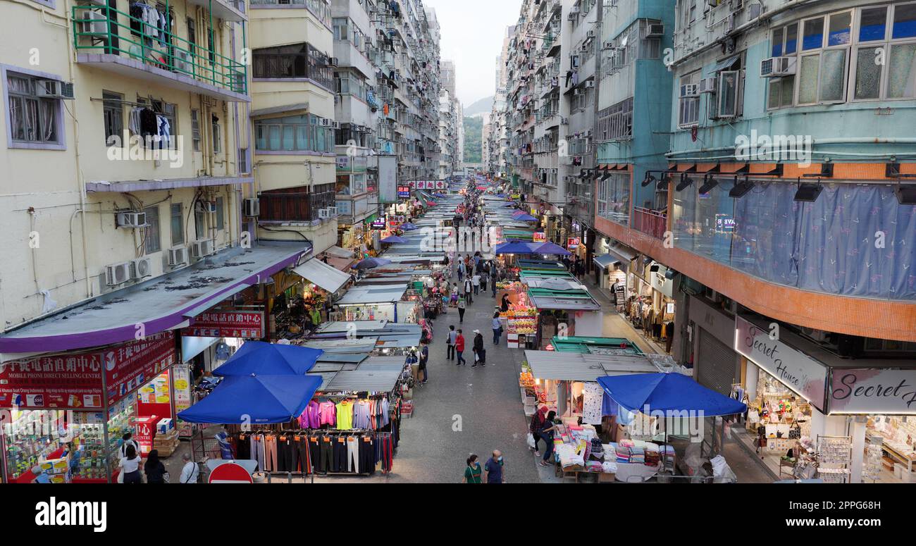 Mong Kok, Hong Kong 05 novembre 2021: Fa Yuen Street in serata Foto Stock