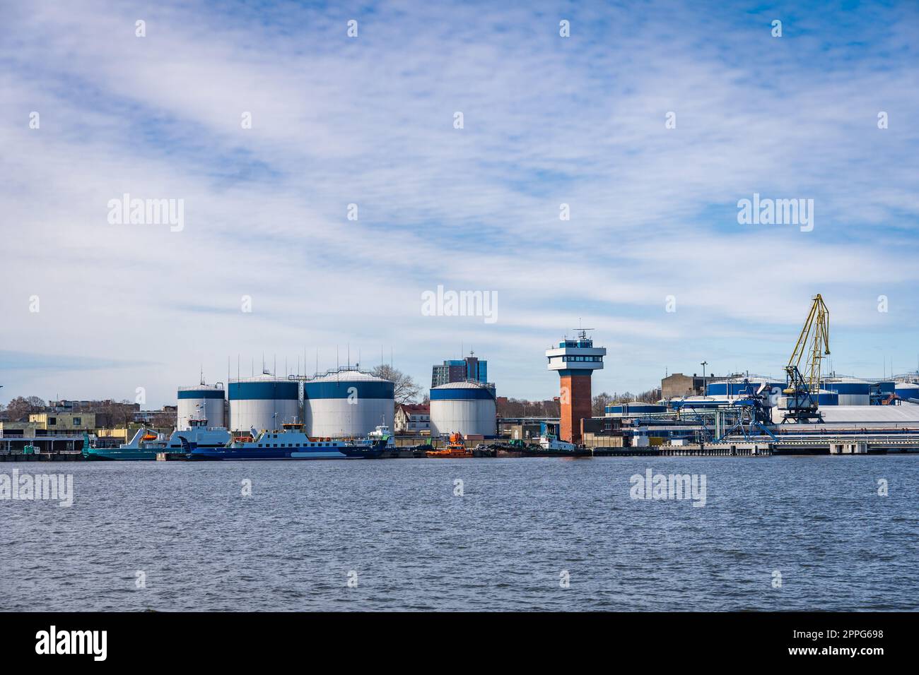 Terminal del porto marittimo internazionale di Klaipeda, Lituania. Navi da carico, serbatoi di carico e carburante. Foto Stock