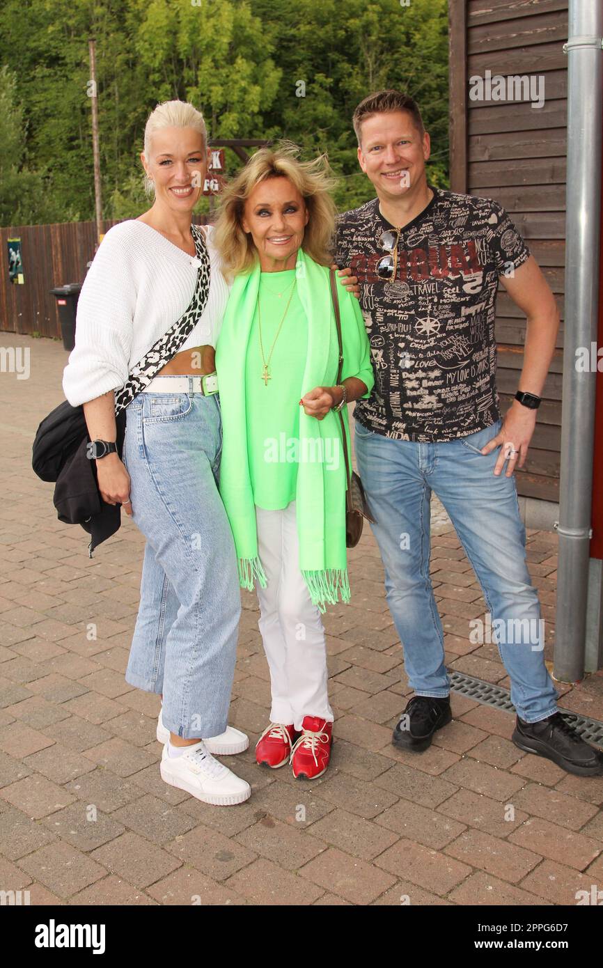 Hella Brice, Thomas ClaaÃŸen (supporto dei media Pierre e Hella Brice) e moglie, Karl-May-Festspiele, Am Kalkberg, Bad Segeberg, 06.08.2022 Foto Stock