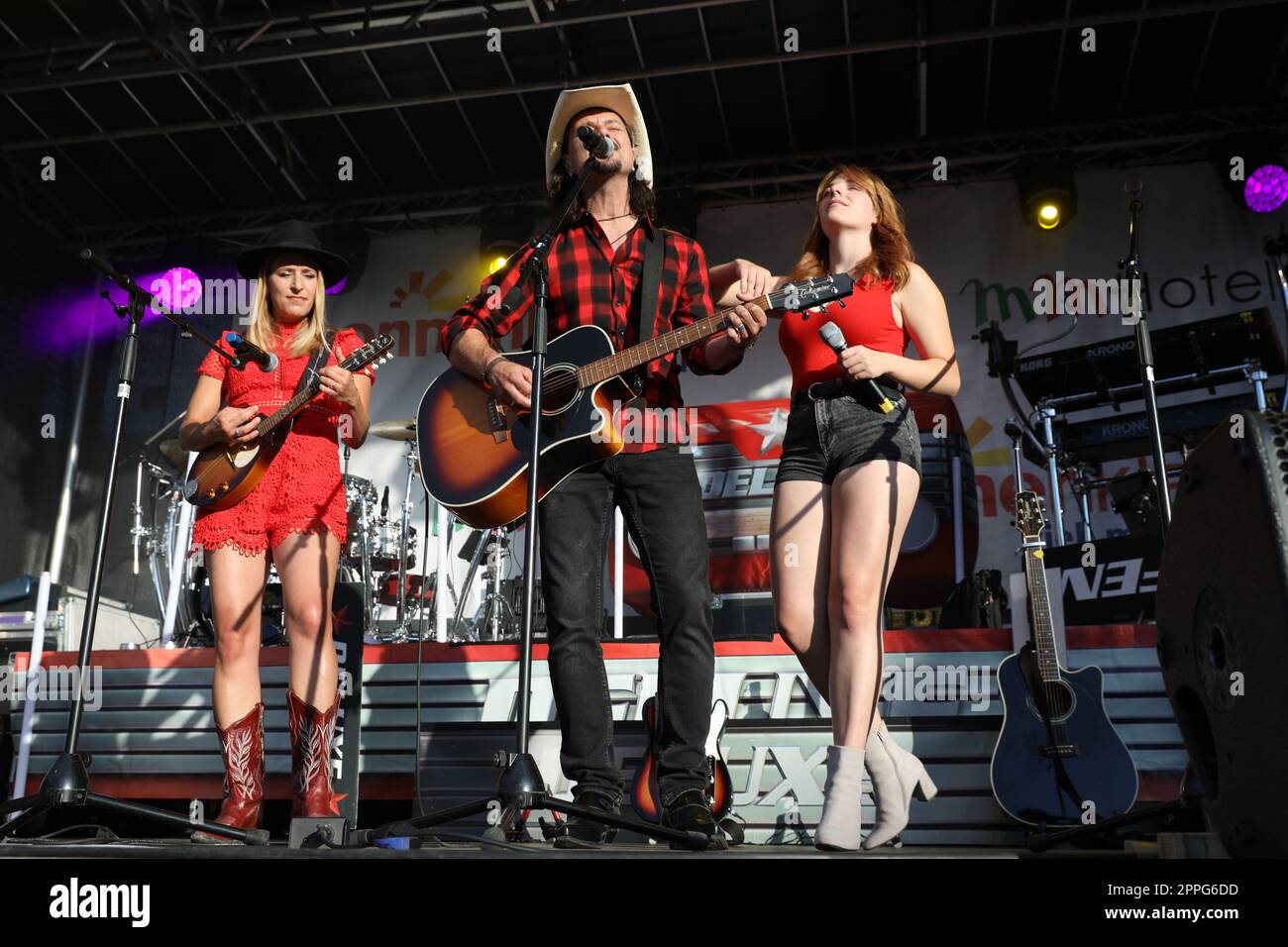 Più di parole con Stefanie Hertel, Lanny Lanner, Johanna Mross, Sonnenklar.TV Schlager trifft Pop, Margarethenhoehe, Essen, 06.08.2022 Foto Stock