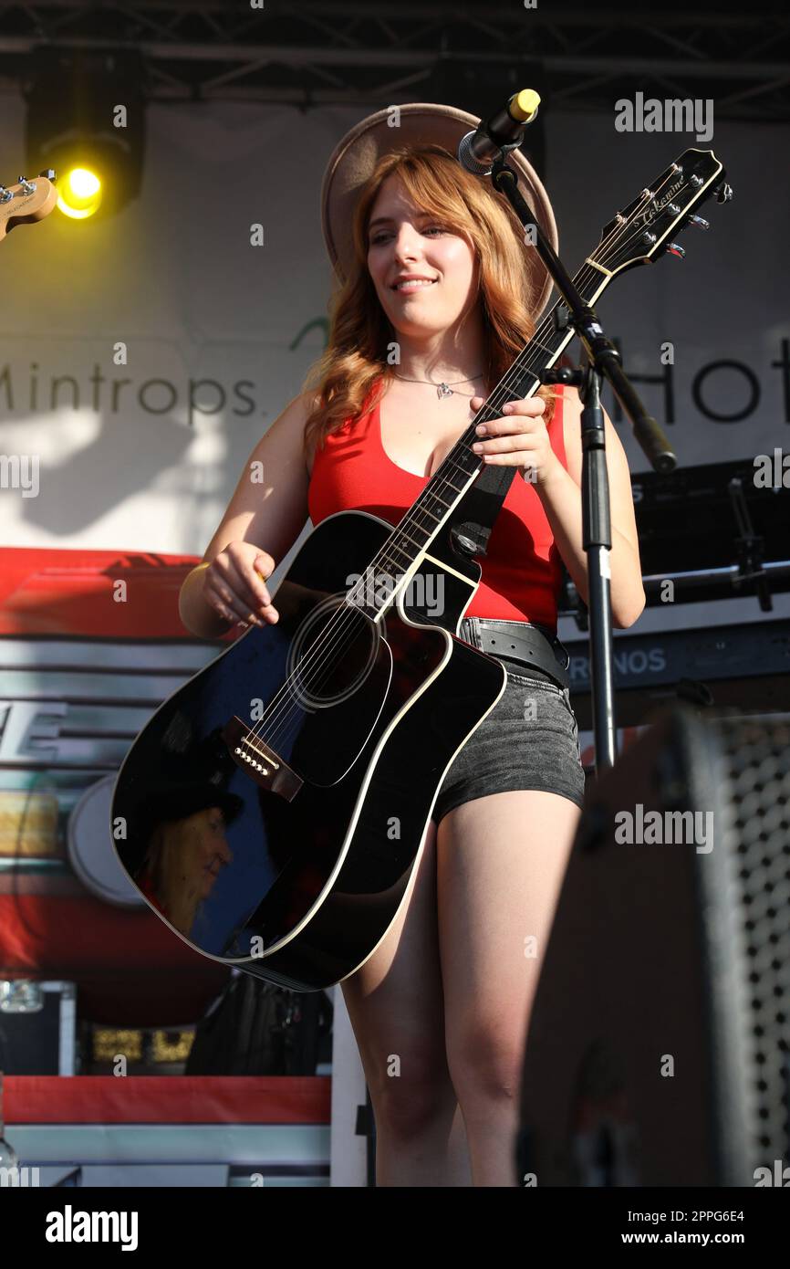 Più di parole con Johanna Mross,Sonnenklar.TV Schlager trifft Pop,Margarethenhoehe,Essen,06.08.2022 Foto Stock