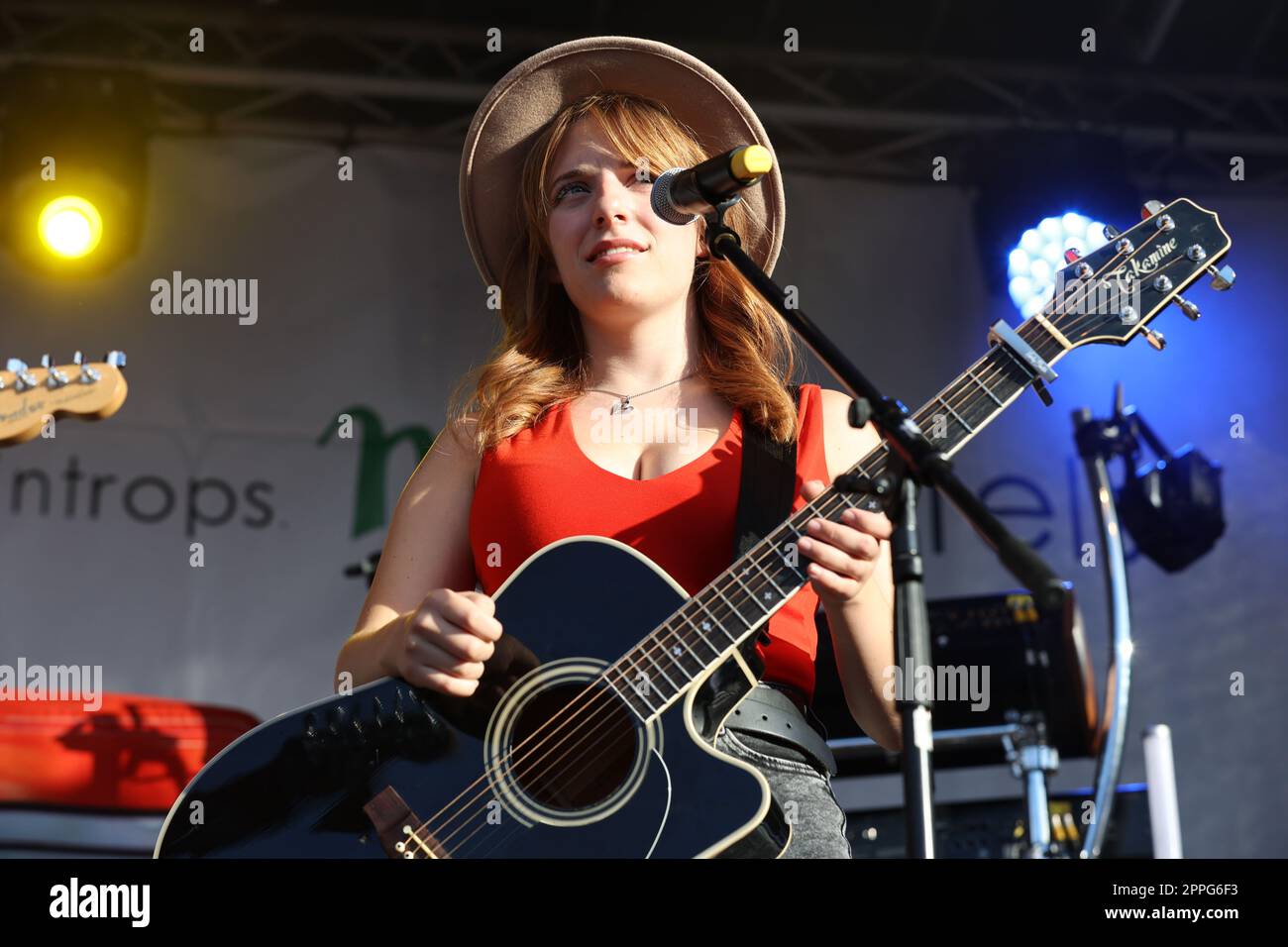 Più di parole con Johanna Mross,Sonnenklar.TV Schlager trifft Pop,Margarethenhoehe,Essen,06.08.2022 Foto Stock