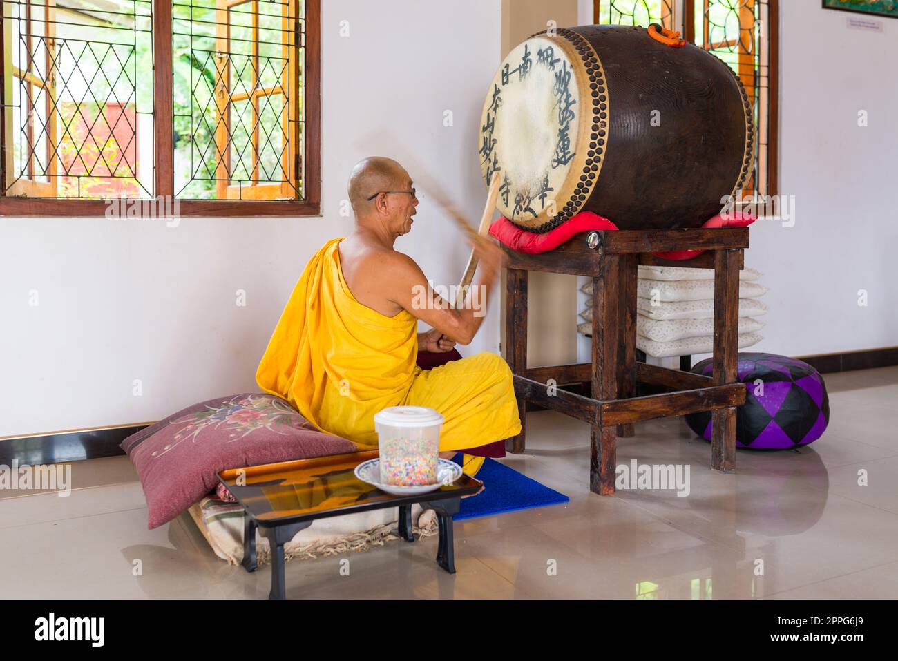 Monaco buddista nel tempio della Pagoda di pace giapponese a Unawatuna in Sri Lanka Foto Stock