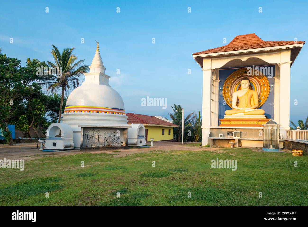 La Stupa e la scultura del Buddha del monastero e del tempio di Wella Devalaya a Unawatuna Foto Stock