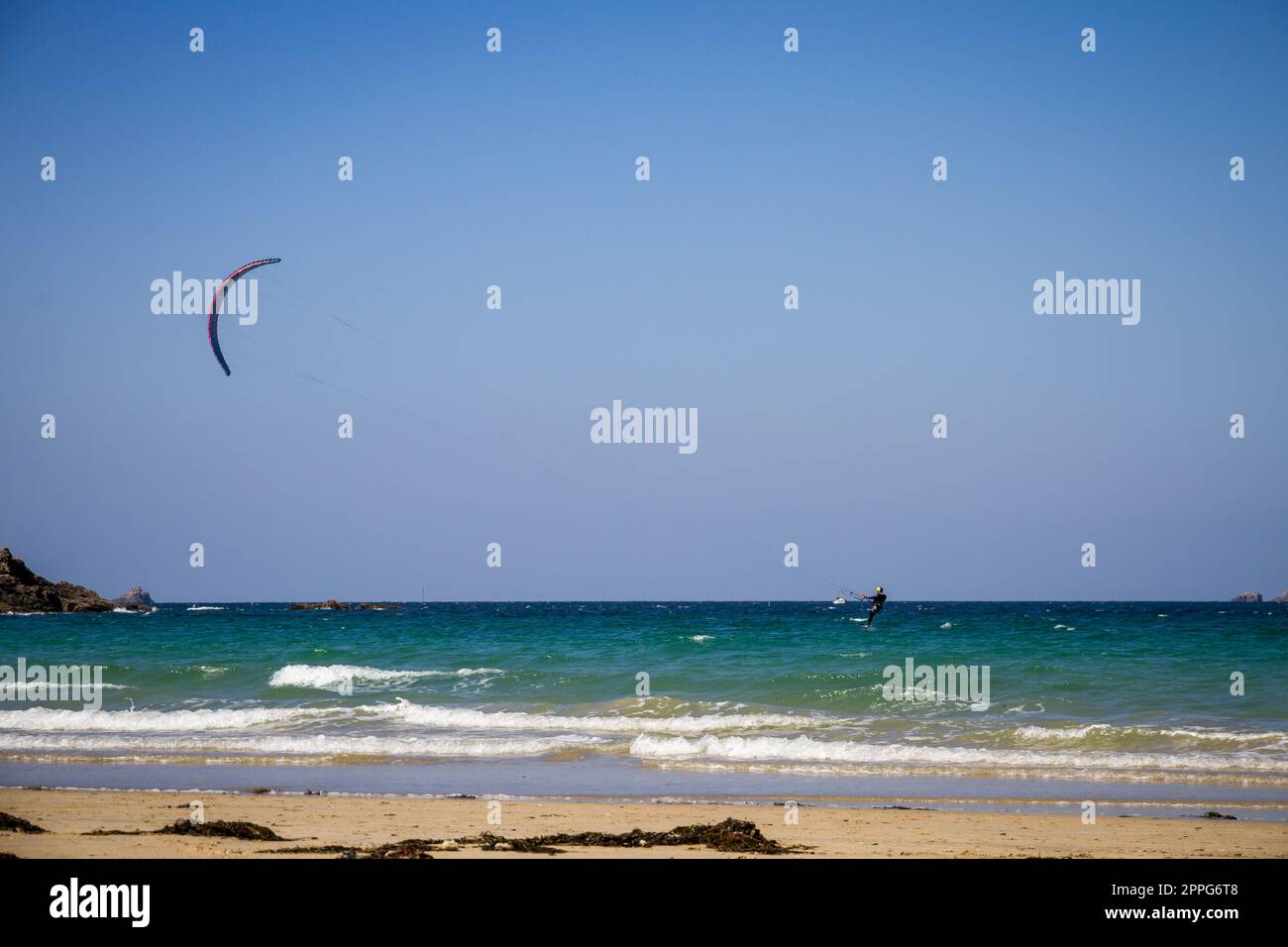 Kitesurfer in mare a Saint-Malo città, Bretagna, Francia Foto Stock