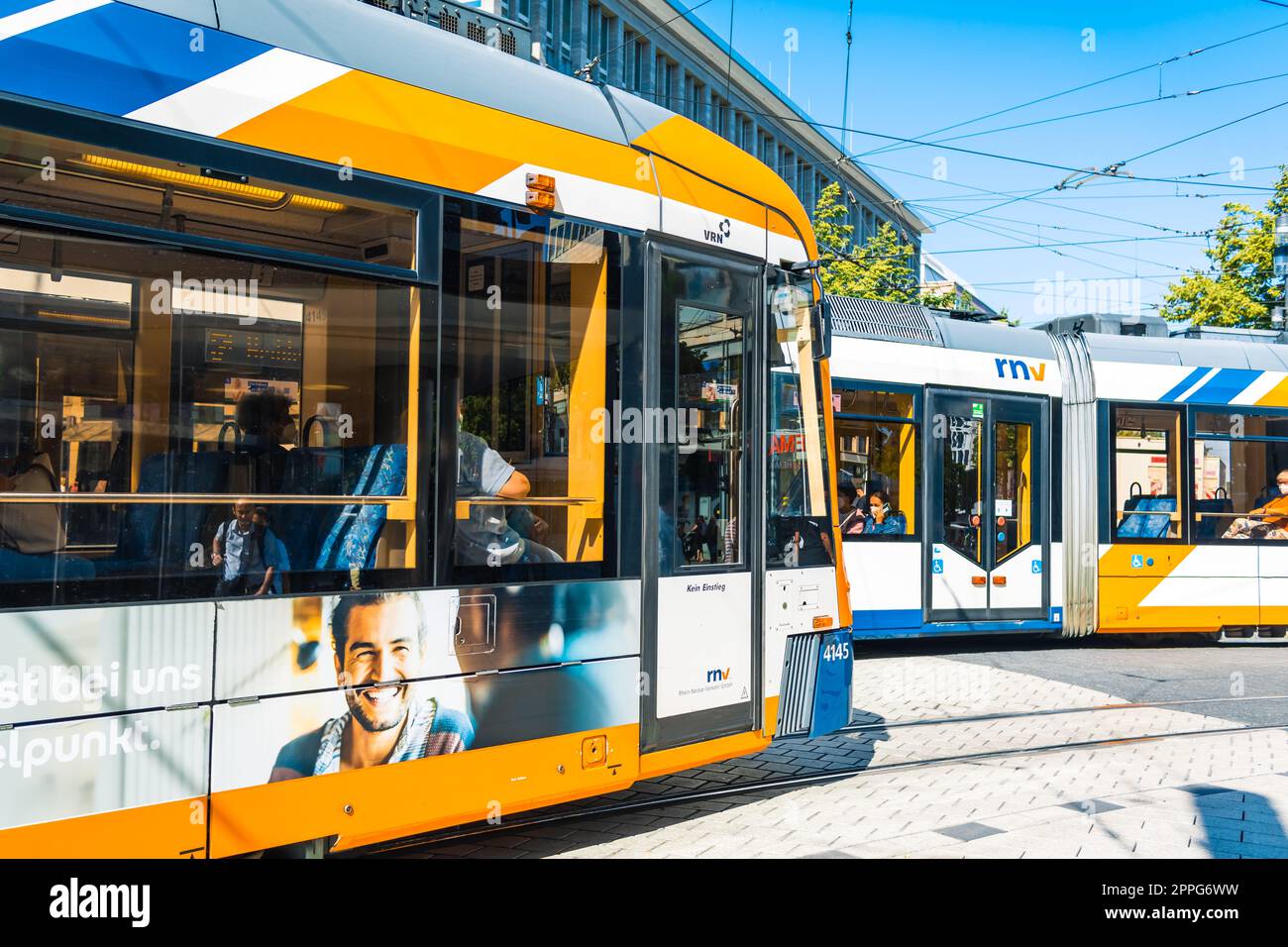 Mannheim, Germania - 10 giugno 2022: Tram colorati nella città di Mannheim, centro commerciale senza auto, strada commerciale Planken Foto Stock