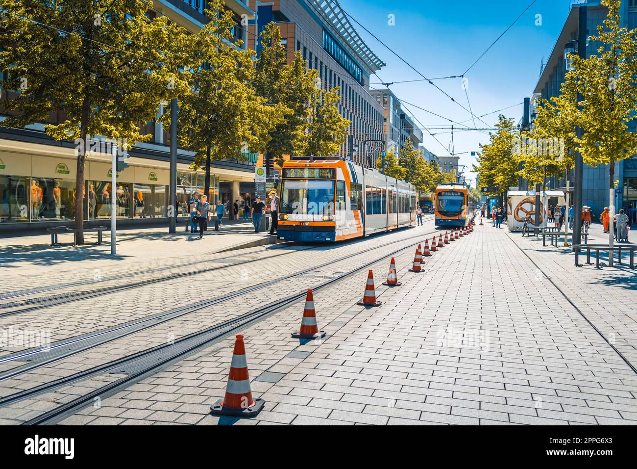 Mannheim, Germania - 10 giugno 2022: Tram colorati nella città di Mannheim, centro commerciale senza auto, strada commerciale Planken Foto Stock