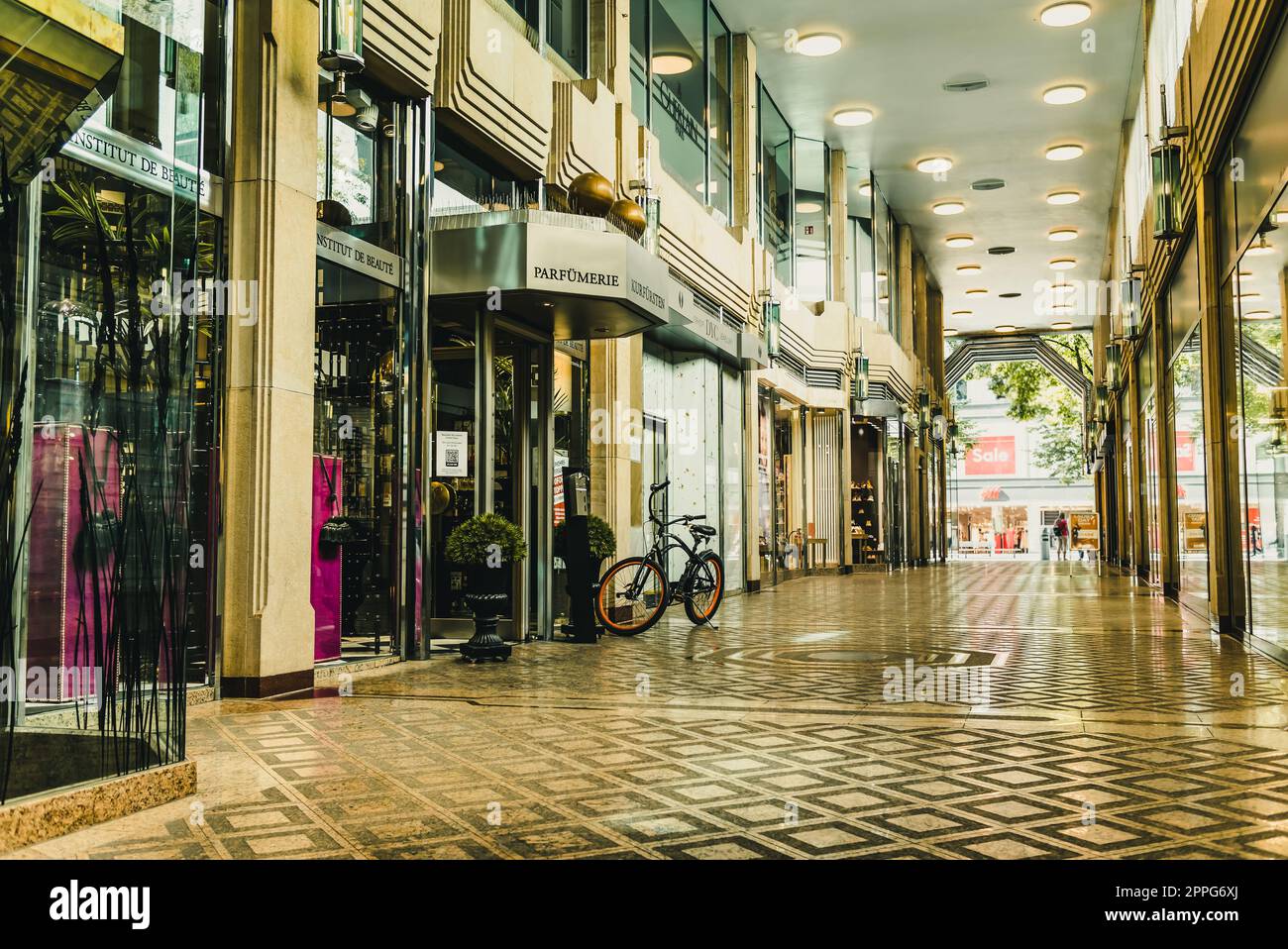 Mannheim, Germania - 17 giugno 2022: Shopping Passage Kurfursten con la moderna profumeria boutique Foto Stock