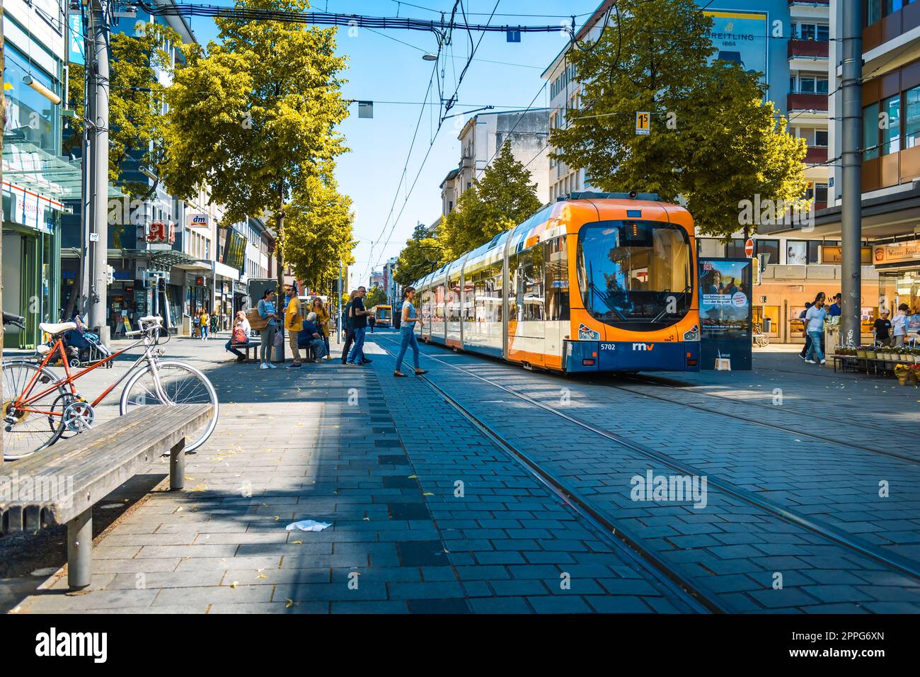 Mannheim, Germania - 10 giugno 2022: Tram colorati nella città di Mannheim, centro commerciale senza auto, strada commerciale Planken Foto Stock