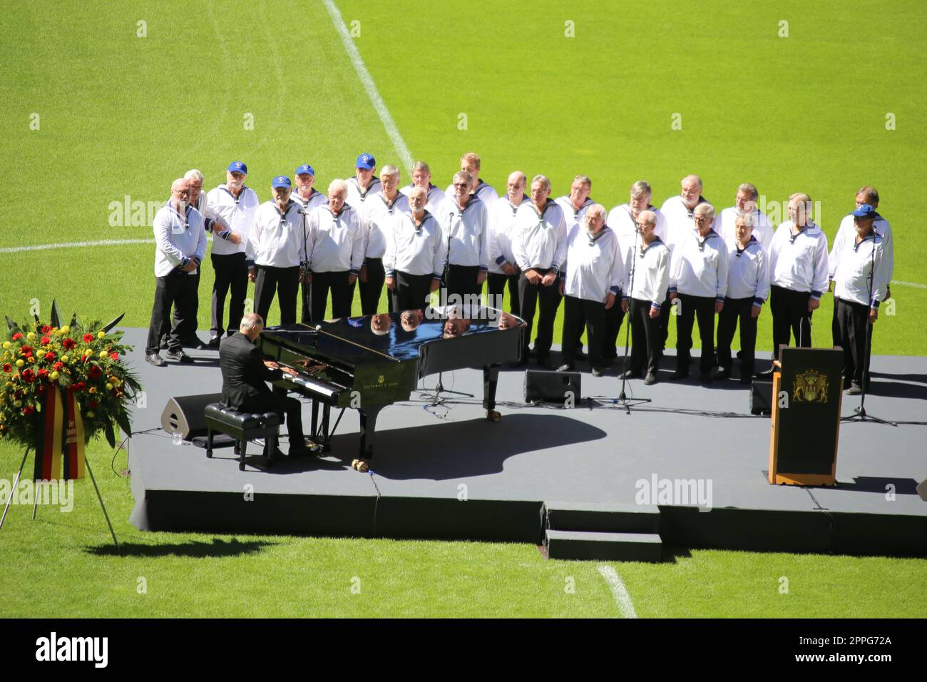 Joja Wendt & Seemanschor Hamburg, servizio funebre Uwe Seeler, Volkasparkstadion, 10.08.2022 Foto Stock