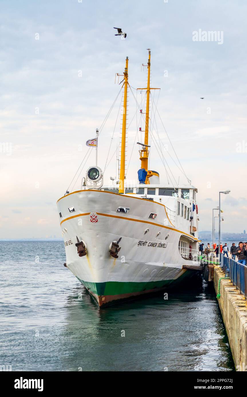 I passeggeri scendono dal terminal dei traghetti locale di Buyukada - Isola della Principessa - Istanbul, Turchia Foto Stock