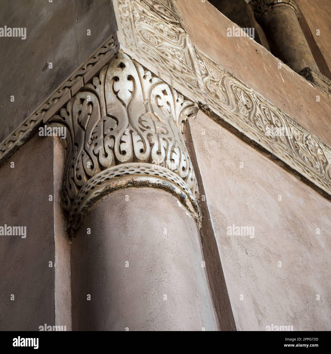Capitale decorativa della colonna presso la storica moschea pubblica Ibn Tulun, il Cairo, Egitto Foto Stock