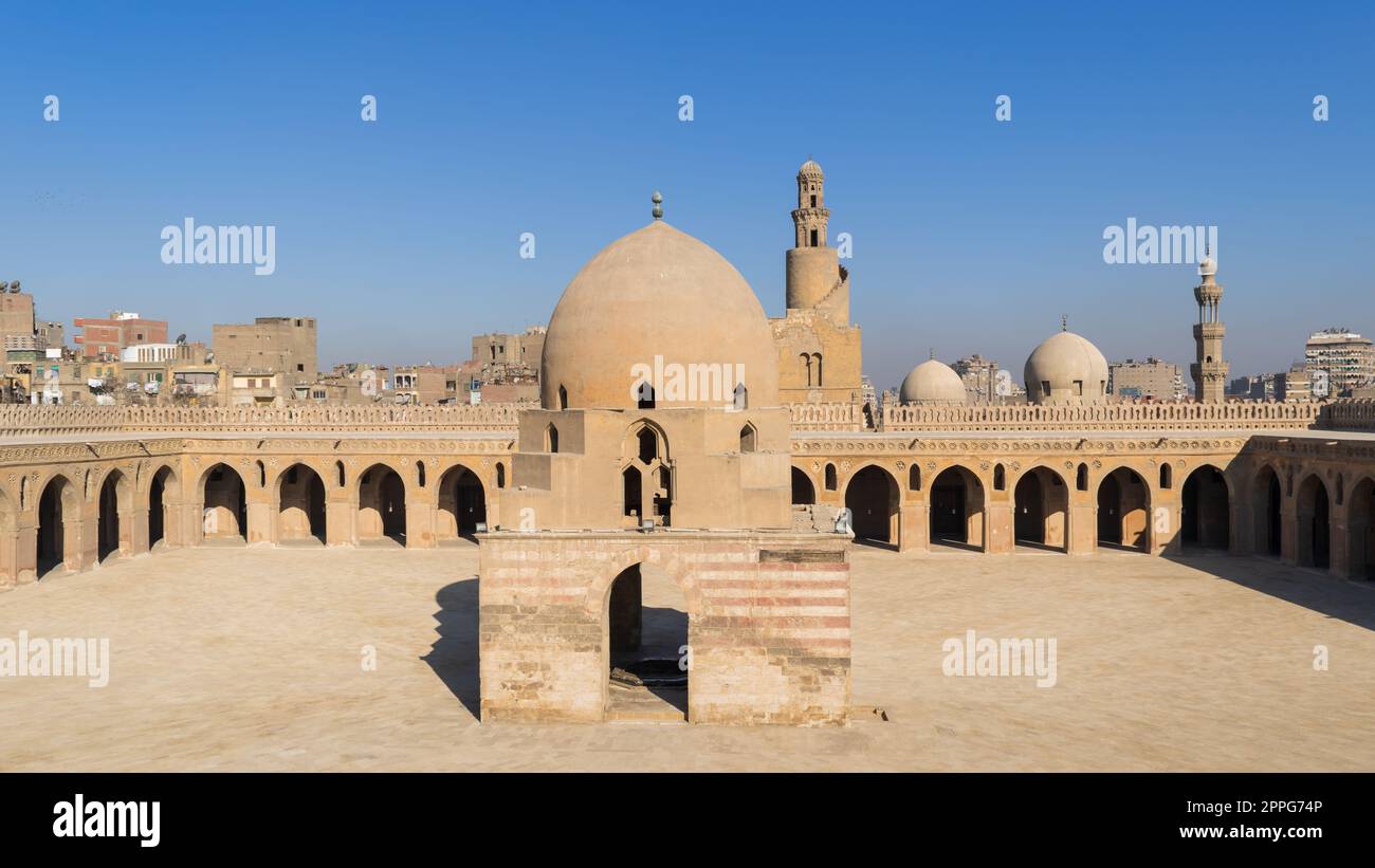 Cortile della moschea storica pubblica Ibn Tulun con fontana ad abluzione e minareto, Cairo, Egitto Foto Stock