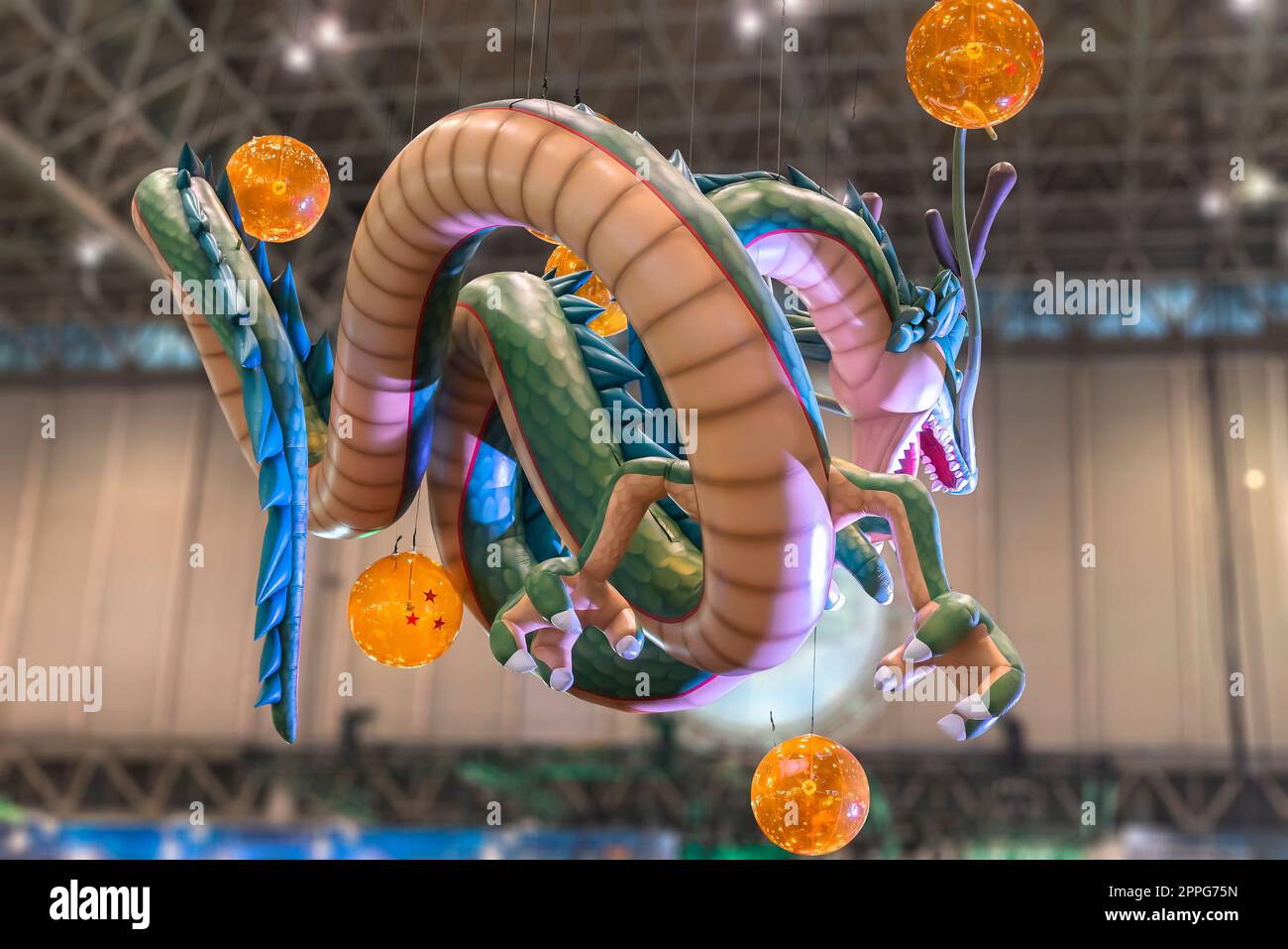 chiba, giappone - 22 dicembre 2018: Enorme struttura gonfiabile raffigurante il drago Shenron della serie anime e manga di Dragon Ball che galleggia sotto il soffitto della convention anime Jump Festa 19. Foto Stock