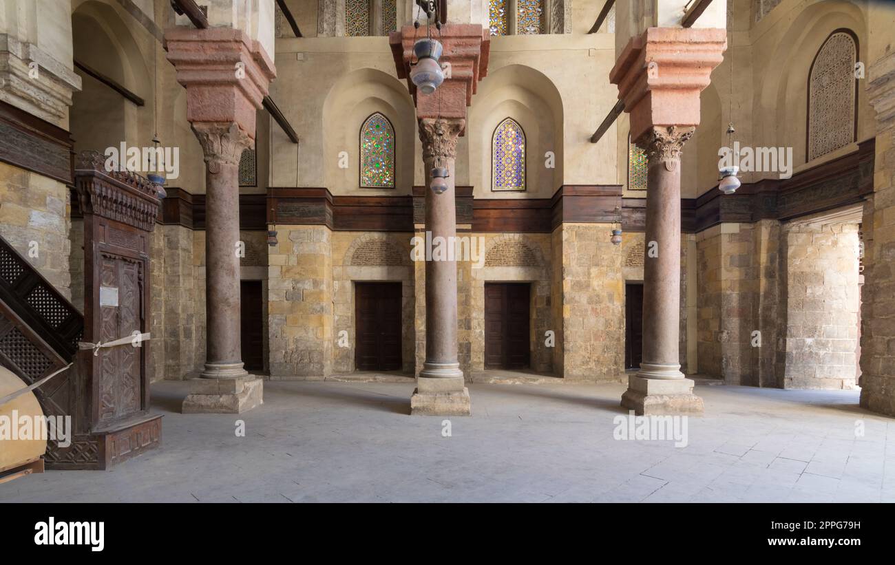 Interno del sultano Qalawun moschea con colonne in pietra, colorato di vetrate e porte in legno, il Cairo, Egitto Foto Stock