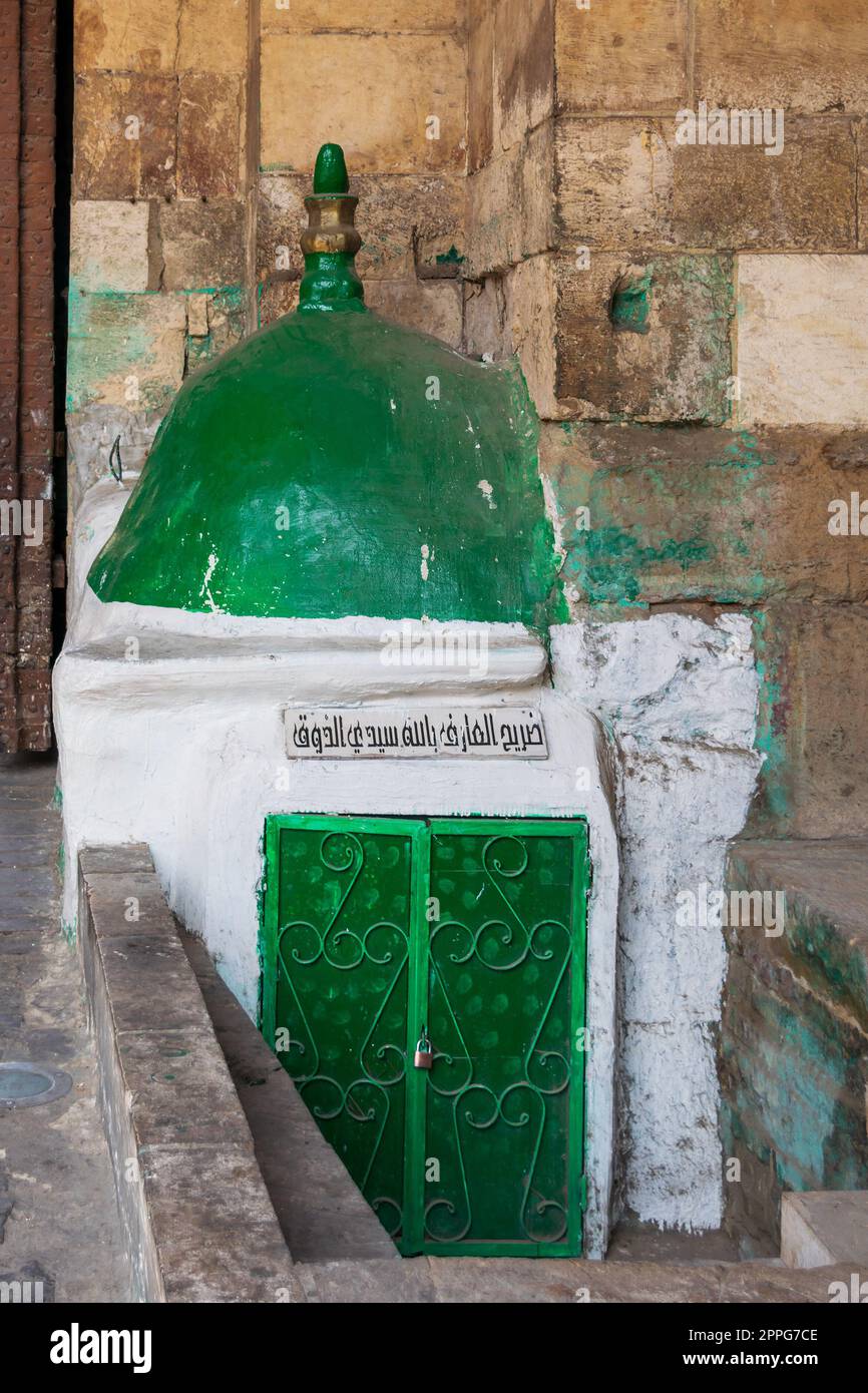 Mausoleo di Sidi Hassan El Zouk, attaccato alla vecchia porta del Cairo chiamata Bab al Futuh, Cairo, Egitto Foto Stock