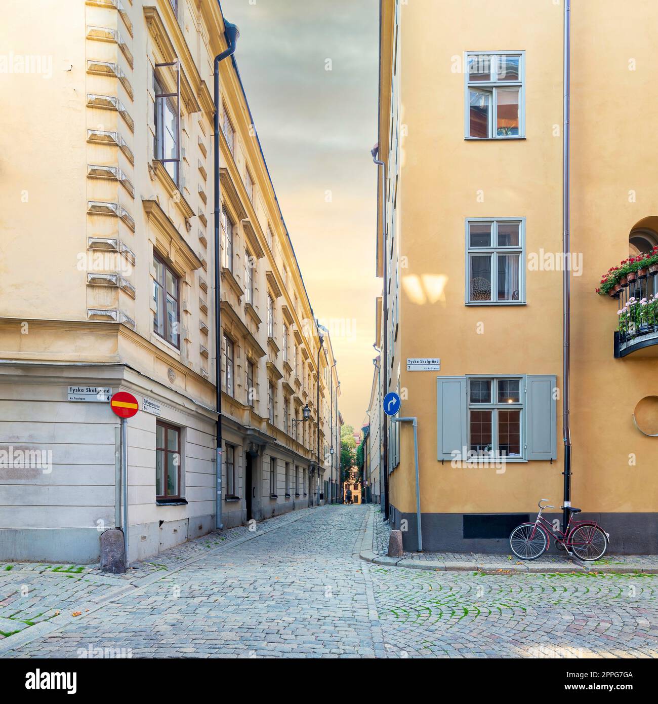 Vicoli stretti a Gamla stan, la città vecchia di Stoccolma, Svezia, con case colorate in vecchio stile e strade acciottolate Foto Stock