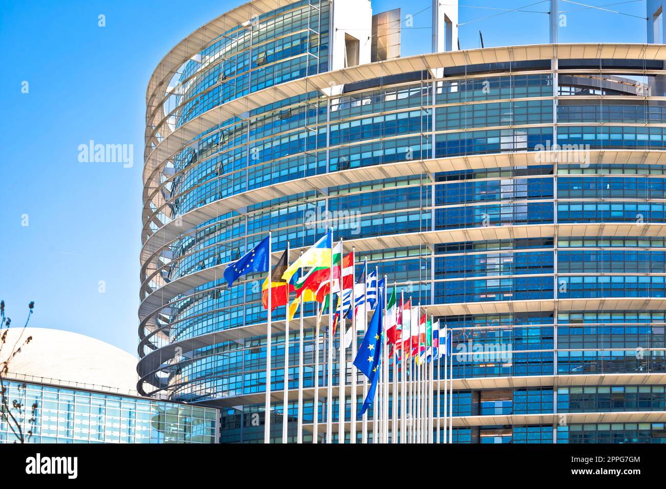 Bandiere dei paesi europei di fronte all'edificio del Parlamento europeo in vista di Strasburgo Foto Stock