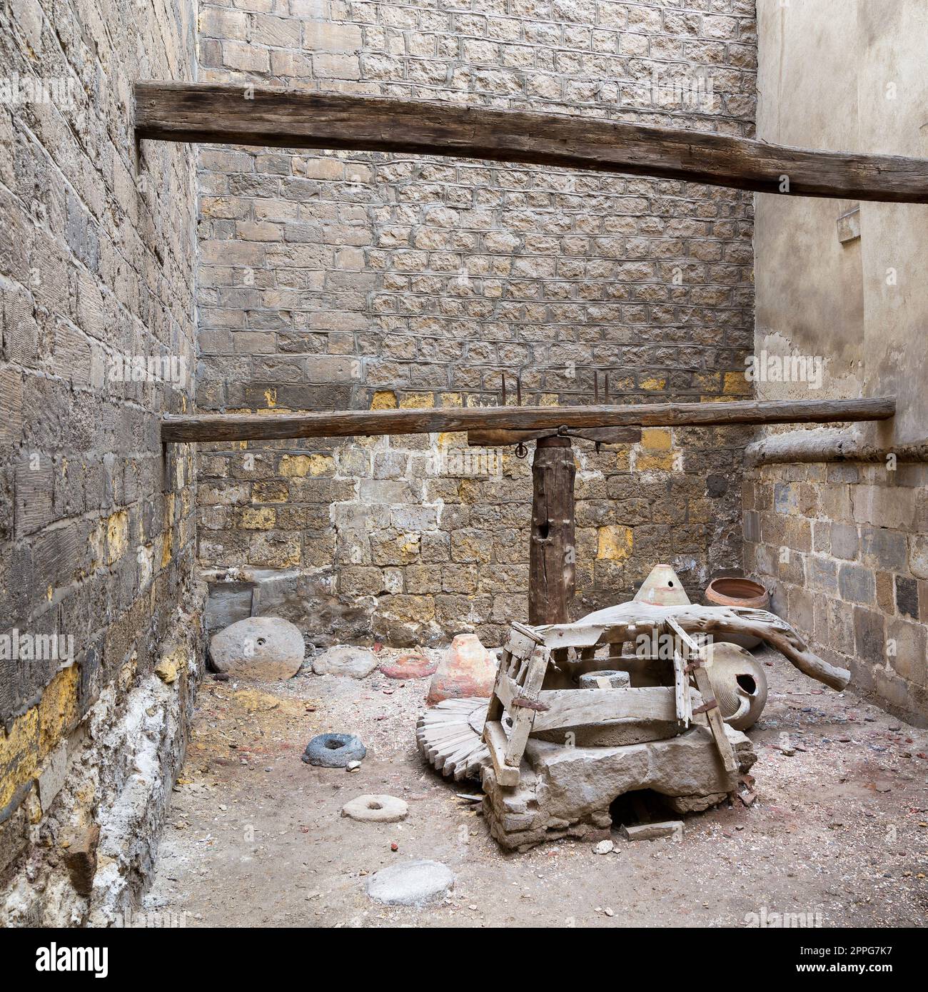 Mulino rotativo in rovina, situato presso la casa di El Sehemy, epoca ottomana, via Moez, Cairo, Egitto Foto Stock