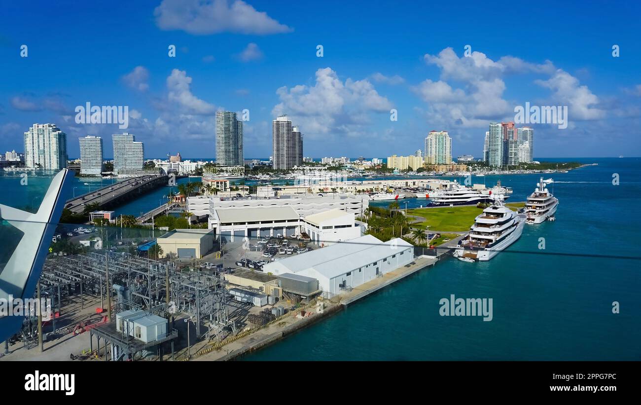 Vista aerea degli edifici residenziali e degli uffici sul lungomare di Biscayne Bay nella soleggiata mattinata senza nuvole a Miami, Florida. Foto Stock