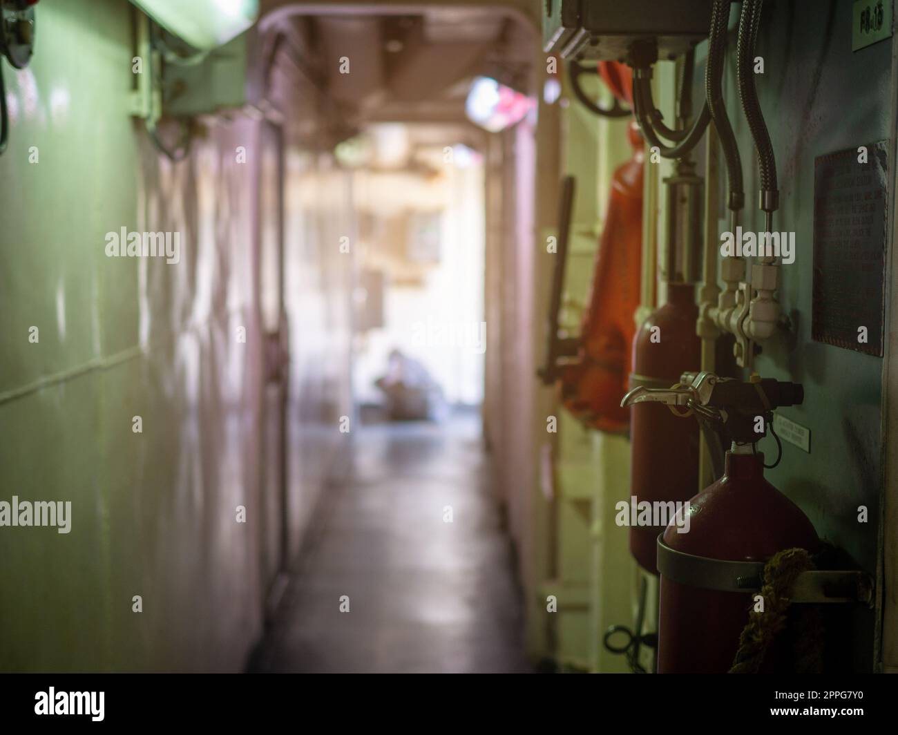 Guardando verso la porta di uscita il passaggio all'interno delle navi da guerra navali Foto Stock