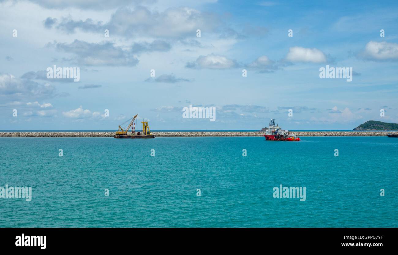 Barche da trasporto ormeggiate sulla costa del Golfo di Thailandia, Sattahip, Thailandia. Foto Stock