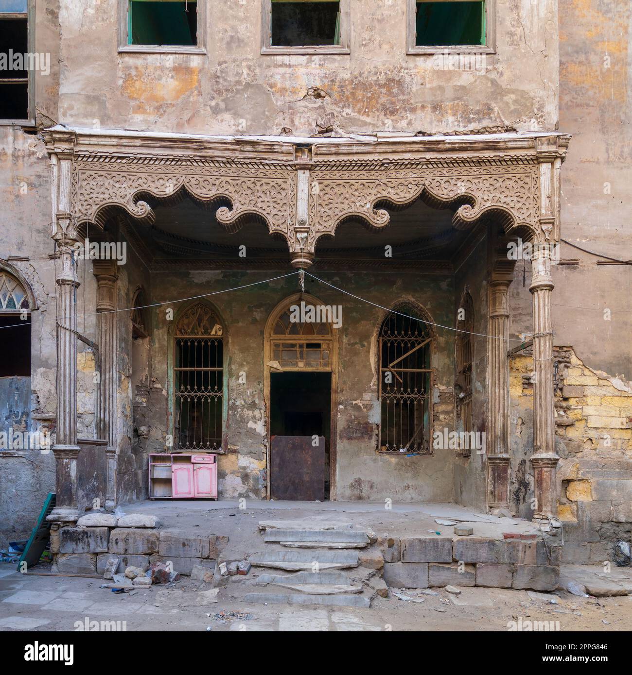 Facciata della storica casa abbandonata Bayt Madkour Pasha, via Souq al Selah, il Vecchio Cairo, Egitto Foto Stock