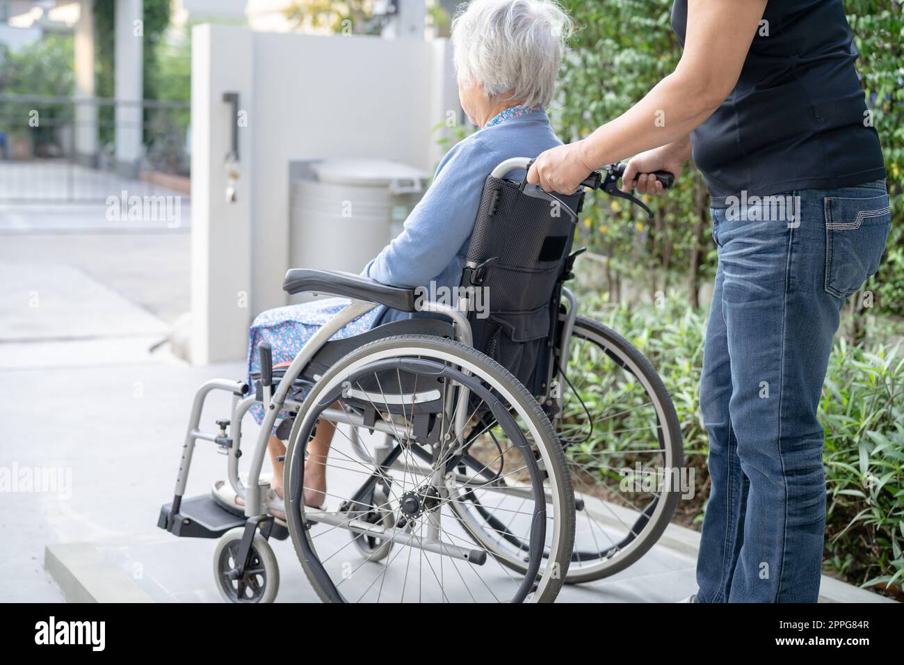 Assistenza e cura dell'operatore sanitario anziano asiatico anziano o anziano donna anziana seduta su sedia a rotelle al reparto di cura dell'ospedale, sano forte concetto medico Foto Stock