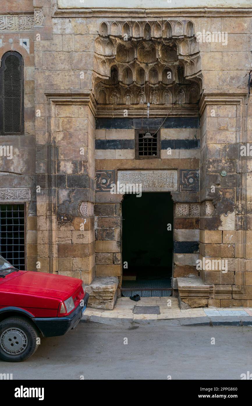 Ingresso alla moschea in via Souq El Selah, quartiere DARB El Ahmar, Cairo, Egitto Foto Stock