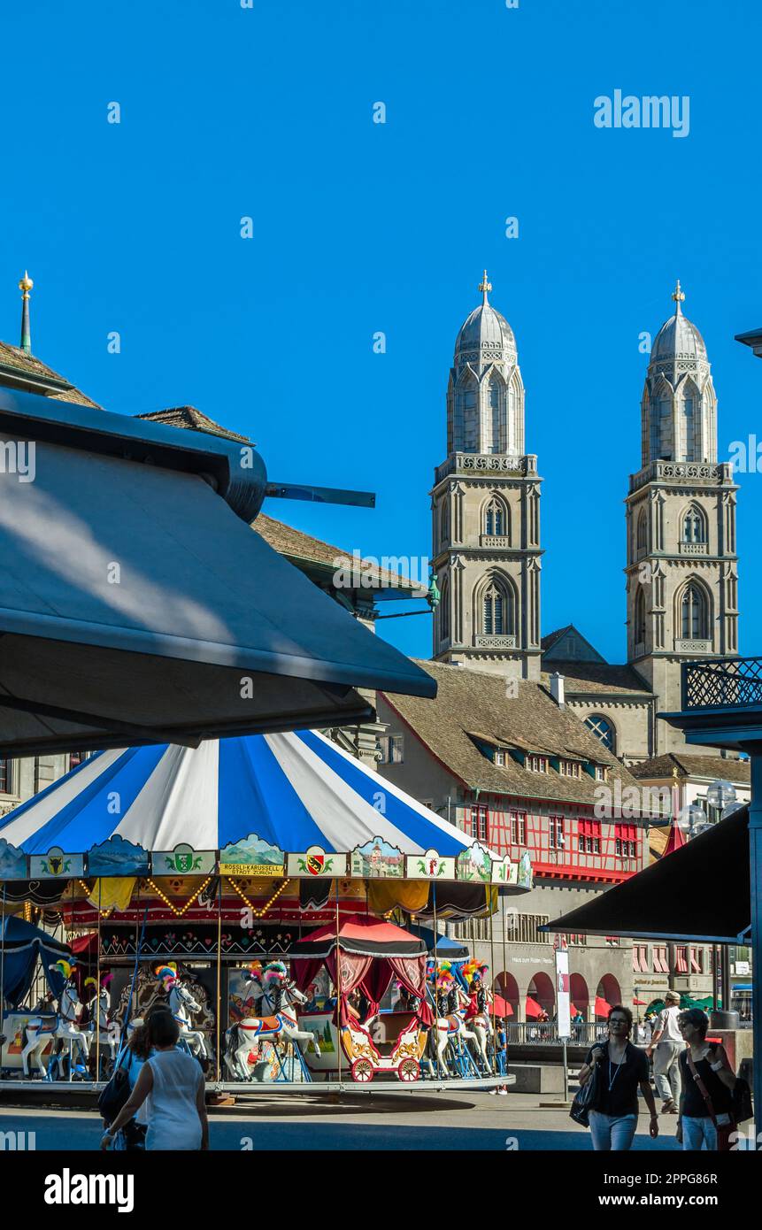 ZURIGO, SVIZZERA - 3 SETTEMBRE 2013: Vista delle strade commerciali colorate nel centro storico di Zurigo, Svizzera Foto Stock