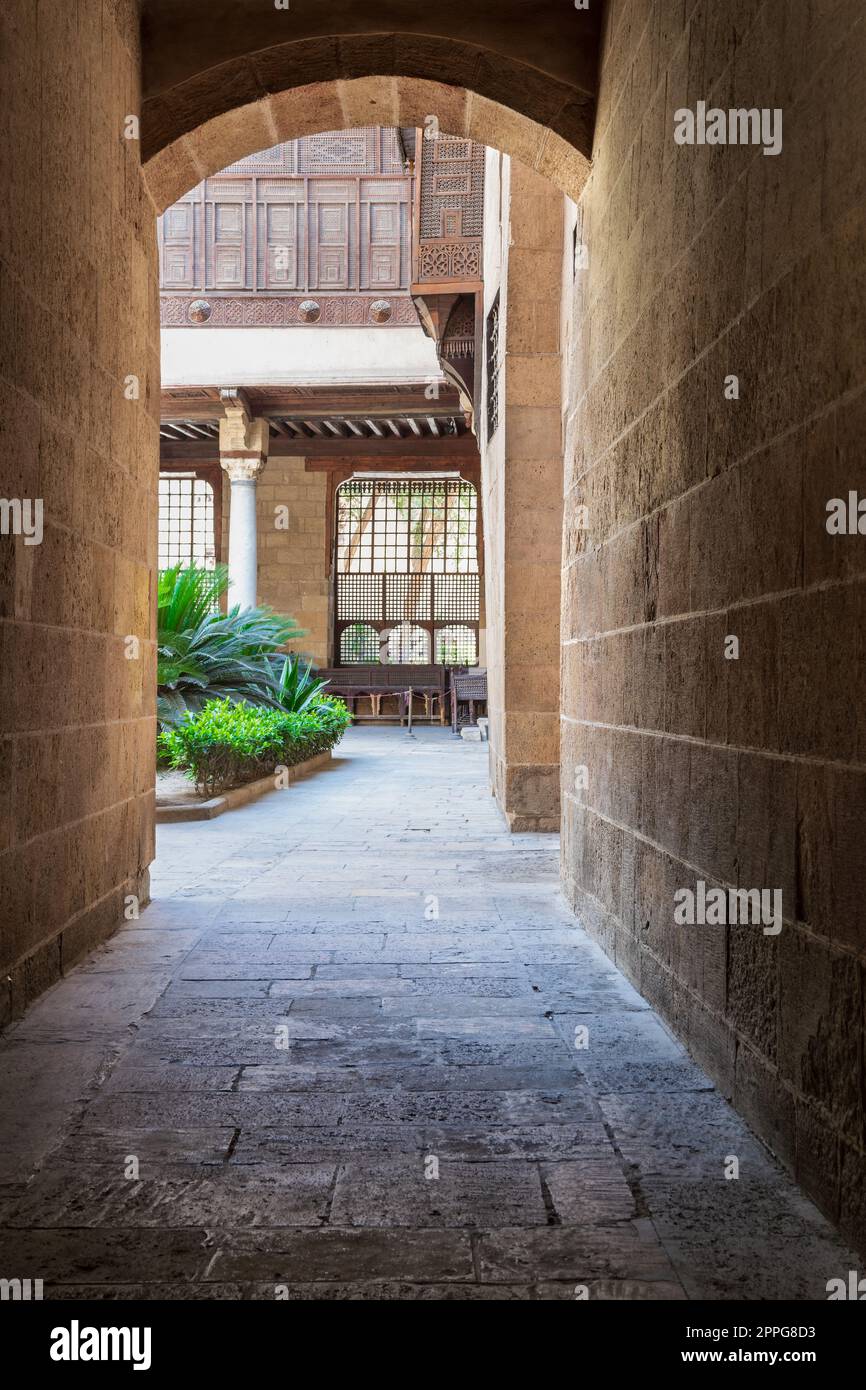 Mattoni di pietra ingresso a volta della storica casa di Beit El Sehemy, il Cairo, Egitto Foto Stock