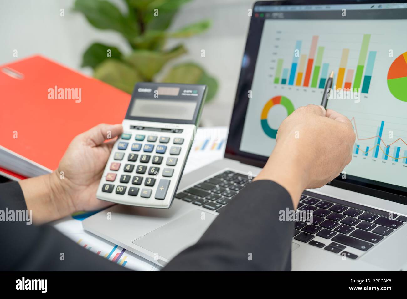 Ragioniere asiatico lavorare e analizzare i rapporti finanziari contabilità di progetto con grafico e calcolatrice in moderno ufficio, finanza e business concept. Foto Stock
