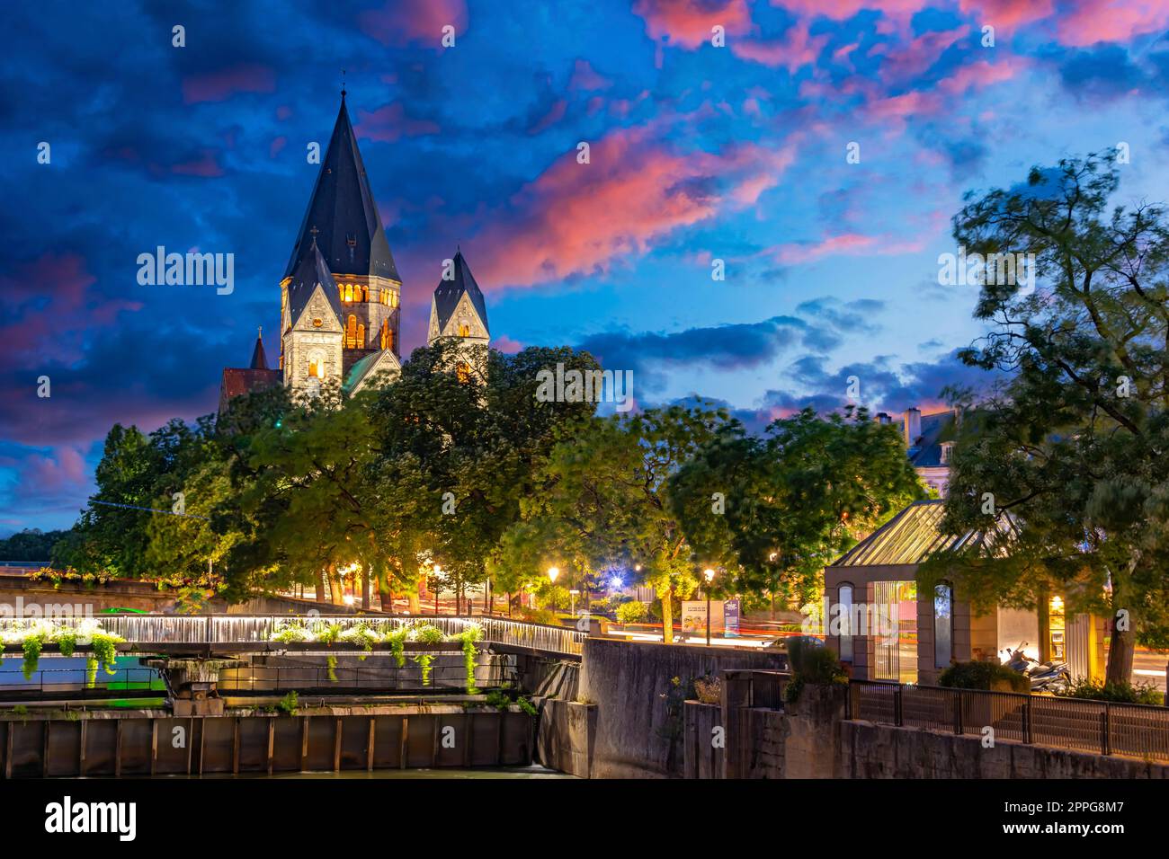 L'architettura della città vecchia di Metz sul fiume Mosella, Francia Foto Stock