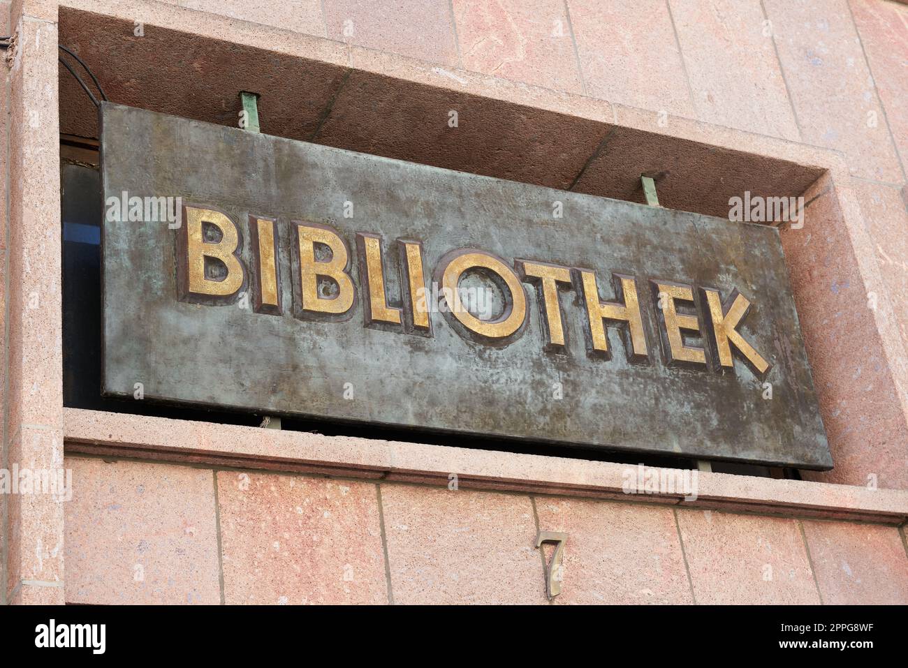 Riferimento ad una biblioteca pubblica nel centro storico di Wittenberg in Germania Foto Stock