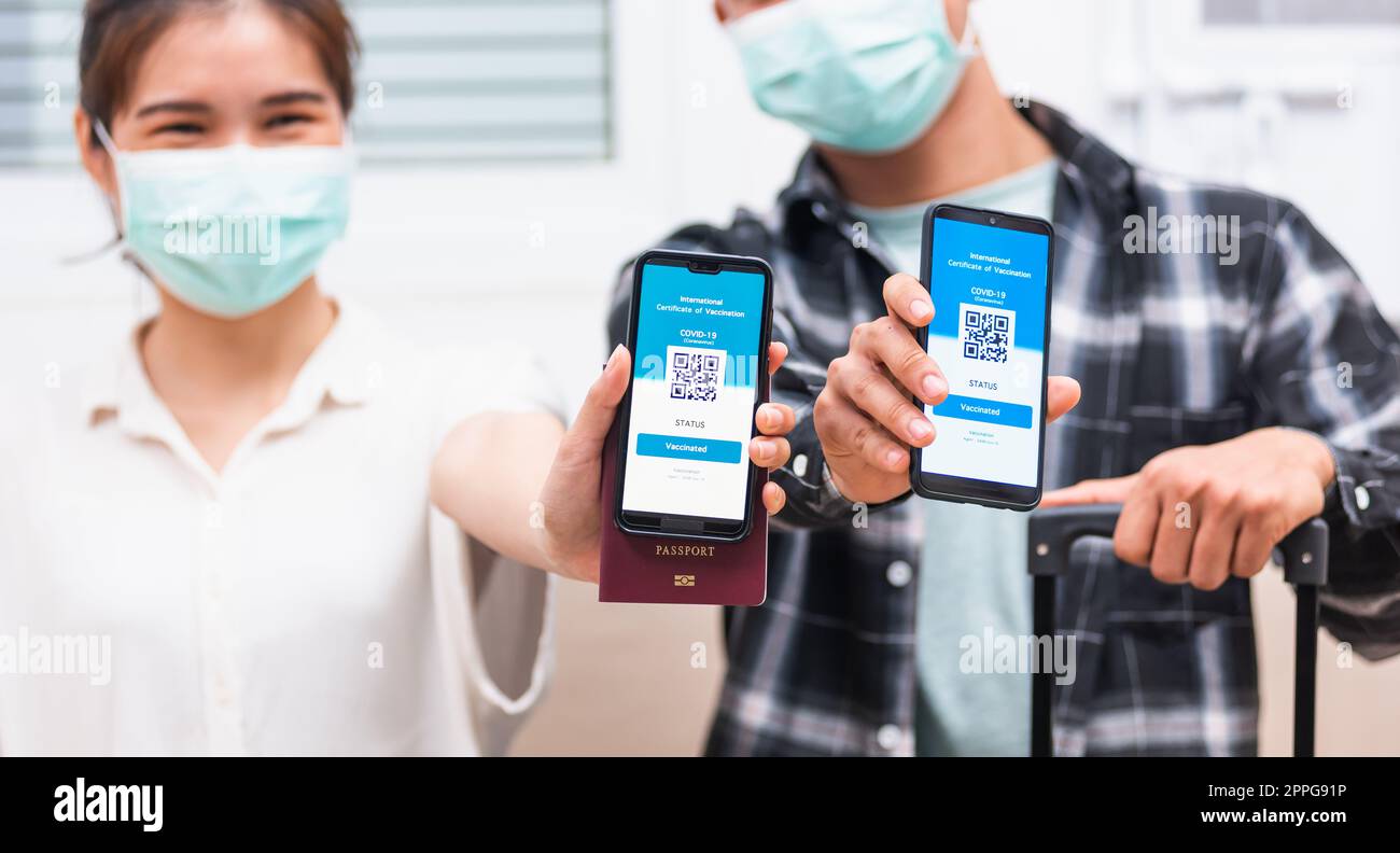 coppia donna e uomo pronti a viaggiare mostrando il certificato di passaporto sanitario vaccino digitale app in smartphone Foto Stock
