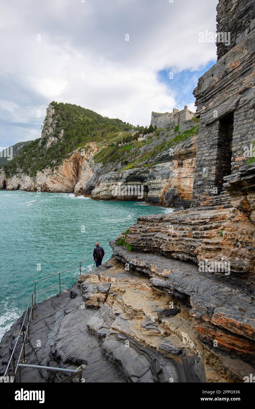 Vista sulla Grotta di Byron nella Baia dei Poeti, Portovenere, Riviera Italiana, Italia. Foto Stock