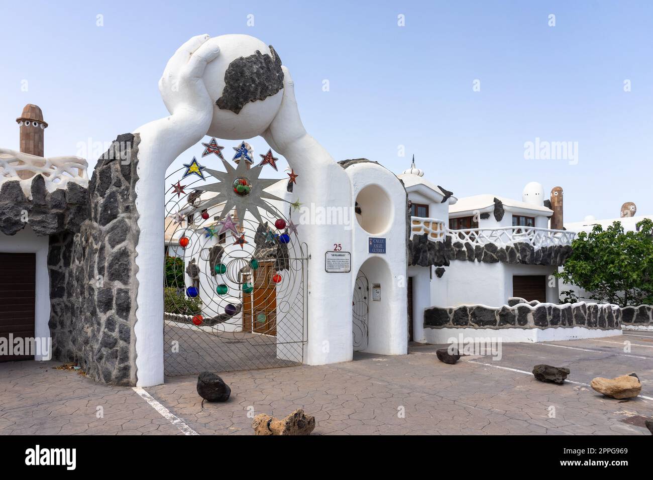 TIA, LANZAROTE, ISOLE CANARIE - 15 LUGLIO 2022: Los Villarrees appartamenti residenziali con architettura insolita del designer Antonio Padron Barrera. Foto Stock