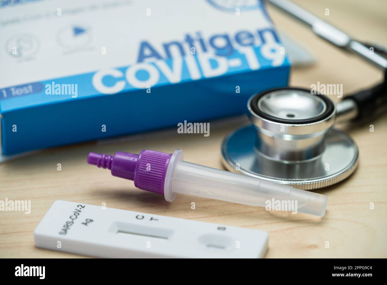 Set di kit per test antigene saliva per controllo Covid19 per uso domestico del coronavirus. Foto Stock