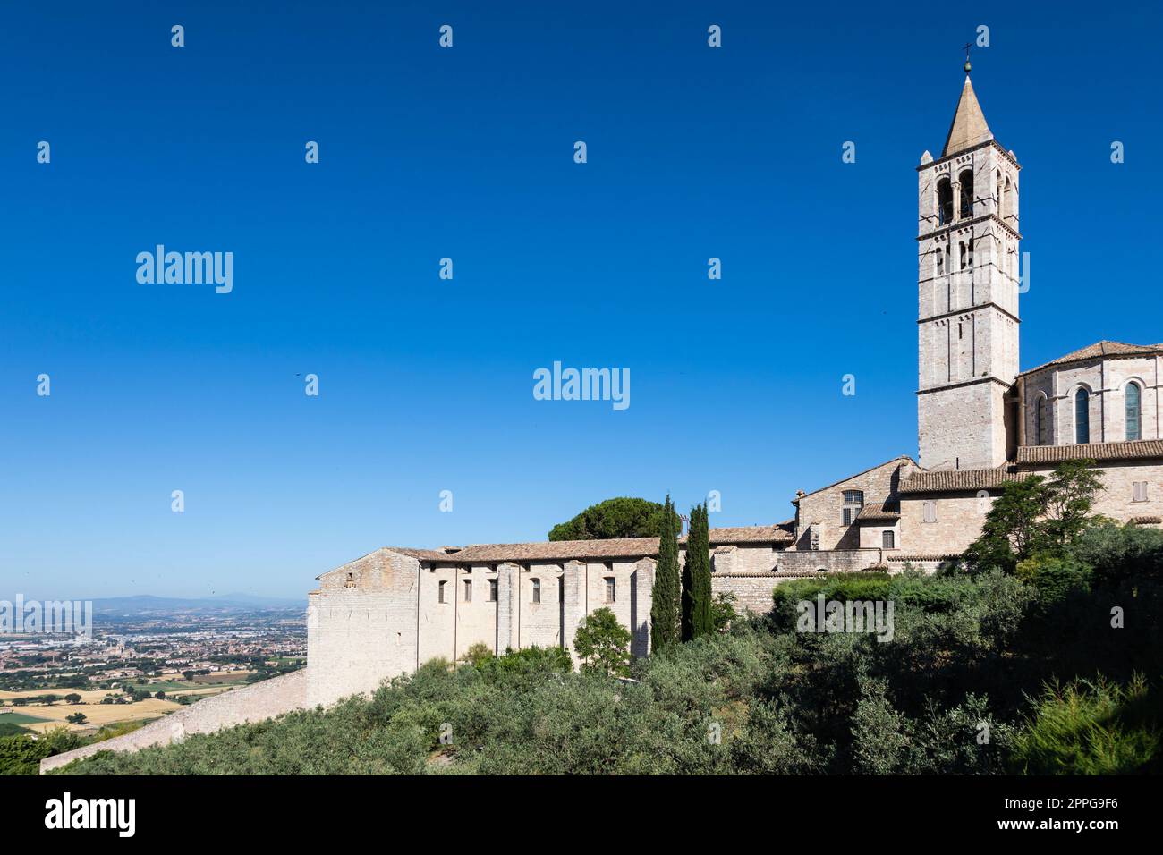 Chiesa di Assisi, paese dell'Umbria, Italia. La città è famosa per la più importante basilica italiana dedicata a San Francis - San Francesco. Foto Stock