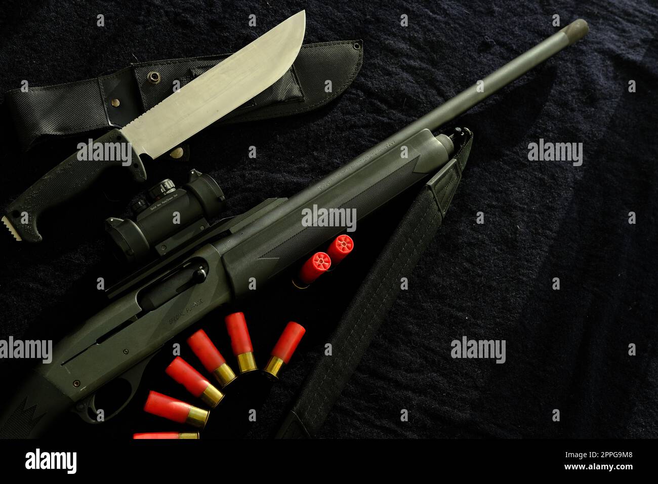 Arma su tessuto nero: Coltello, fucile, proiettili, vista dall'alto. Vista dall'alto di coltello, fucile, proiettili. Foto Stock
