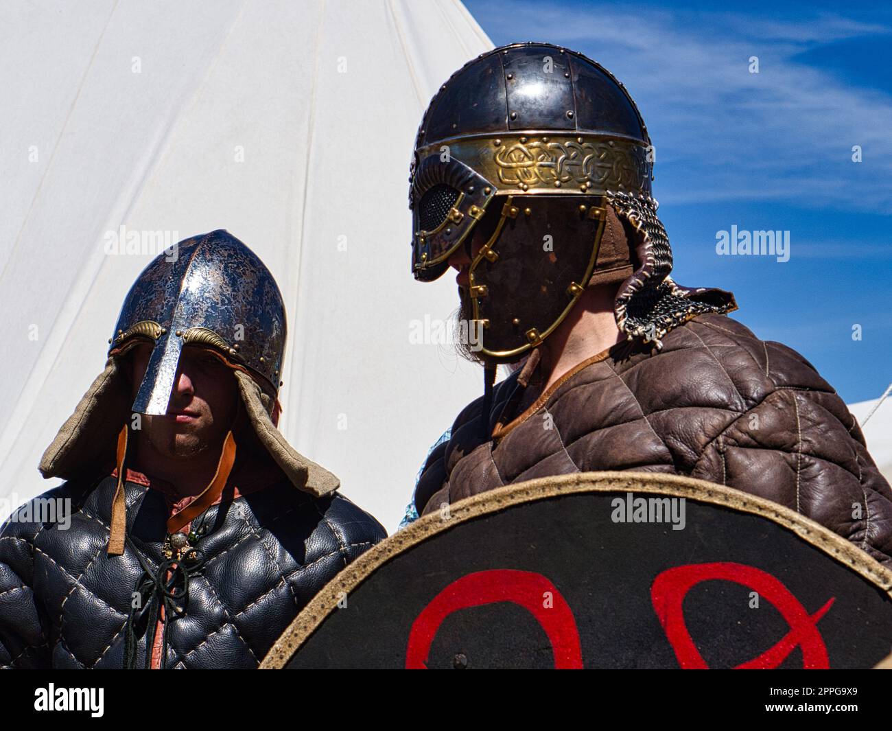 Spettacolo medievale. performer attrezzati che inseguono come guerrieri il loro hobby per il tempo libero. Foto Stock