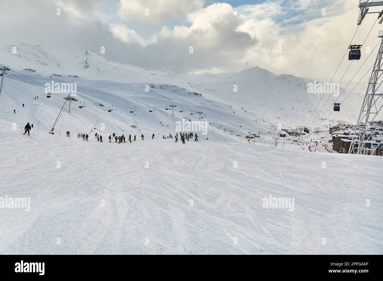 Piste da sci, con molte persone Foto Stock